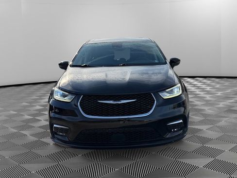 Used 2024 Chrysler Pacifica Touring-L image 2