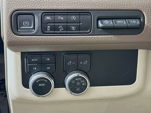 Used 2023 GMC Yukon XL Denali AWD/4WD image 14