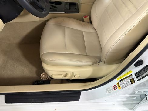Used 2017 Toyota Camry XLE w/ Moonroof Package FWD image 12