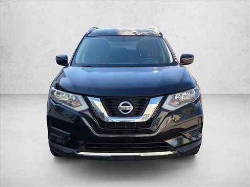 Used 2017 Nissan Rogue SV image 2