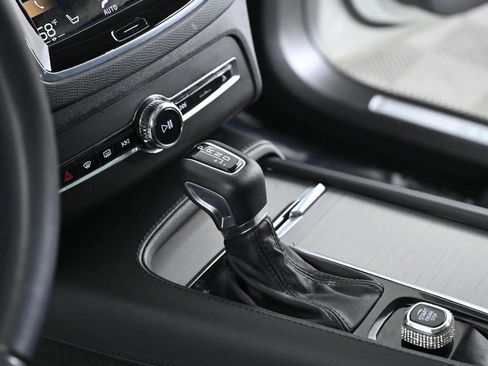 Used 2022 Volvo XC90 T5 Momentum w/ Advanced Package image 17