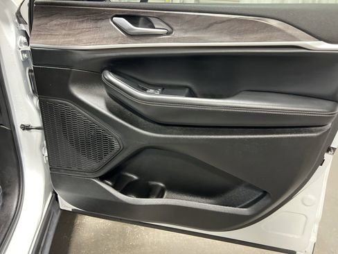 Used 2024 Jeep Grand Cherokee L Limited w/ Luxury Tech Group II image 11