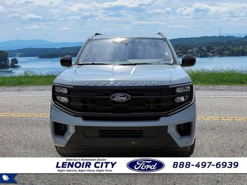 Used 2025 Ford Expedition Active RWD image 8