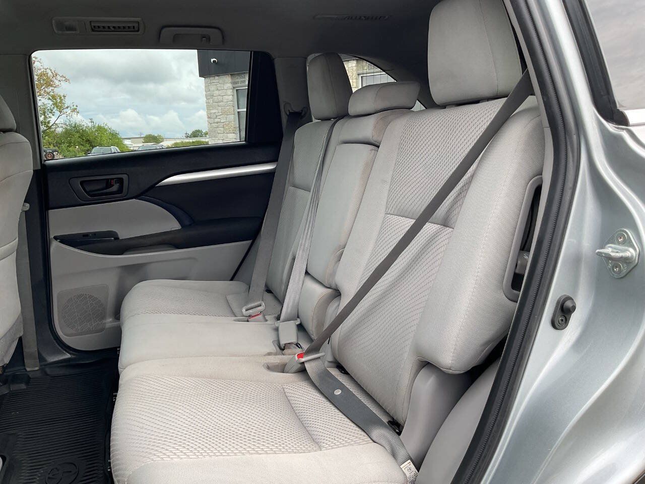 Used 2019 Toyota Highlander LE FWD image 29