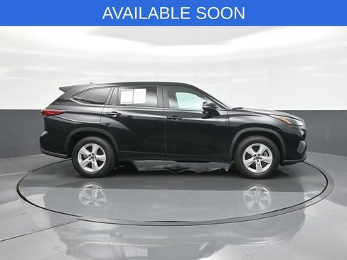 Used 2023 Toyota Highlander LE FWD image 8