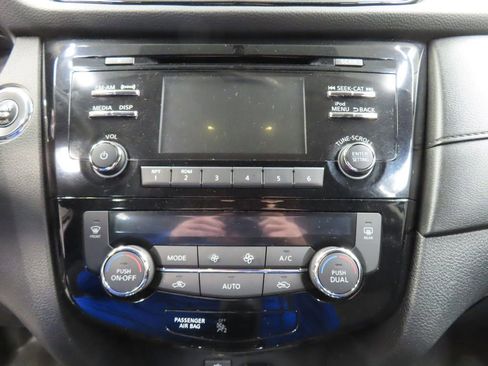 Used 2017 Nissan Rogue SV AWD/4WD image 40