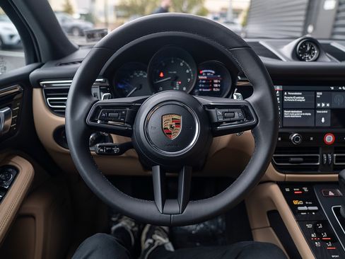 Certified 2026 Porsche Macan AWD/4WD image 6