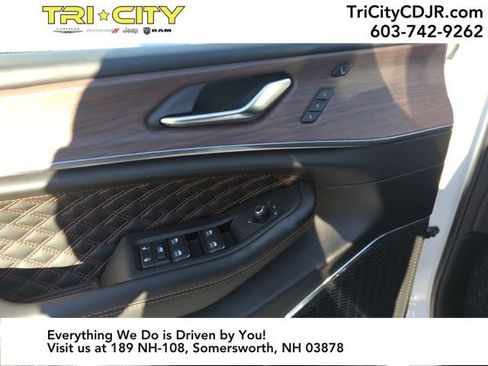 New 2025 Jeep Grand Cherokee Summit image 11