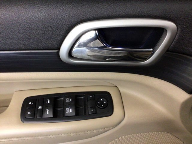 Used 2019 Jeep Grand Cherokee Laredo AWD/4WD image 18