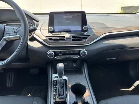 Used 2025 Nissan Altima 2.5 SV FWD image 17