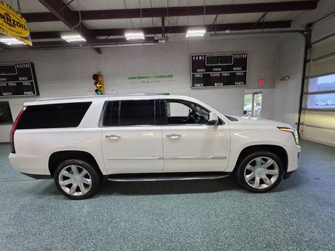 Used 2020 Cadillac Escalade ESV Luxury AWD/4WD image 5