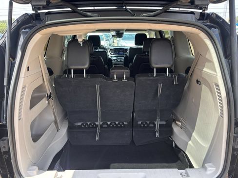 Used 2023 Chrysler Pacifica Touring-L FWD image 33