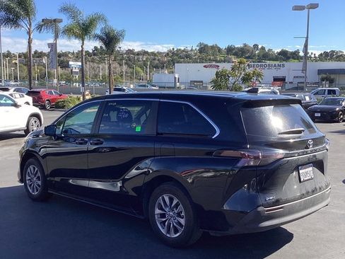 Used 2025 Toyota Sienna LE image 7