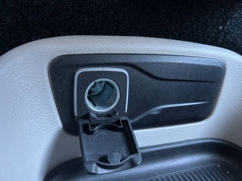 Used 2023 Chrysler Voyager LX image 23