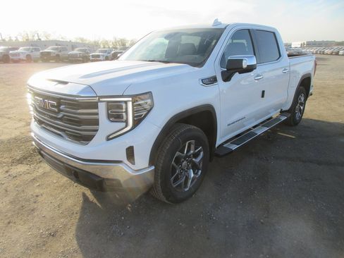 New 2026 GMC Sierra 1500 SLT image 11