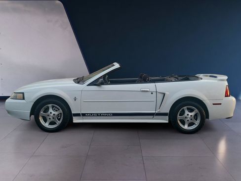 Used 2002 Ford Mustang Convertible RWD image 2