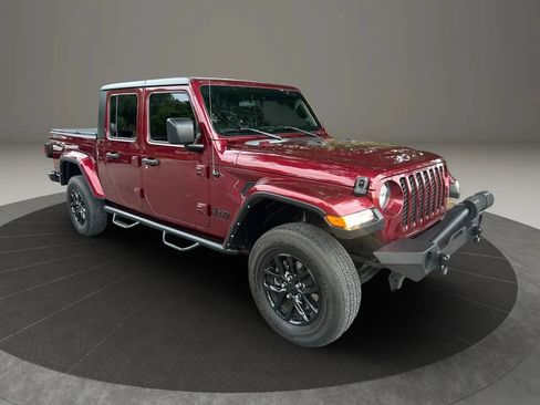 Used 2022 Jeep Gladiator Sport AWD/4WD image 1