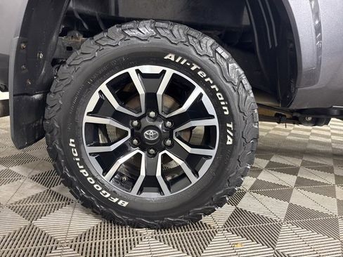 Used 2020 Toyota Tacoma w/ TRD Off-Road Package image 10