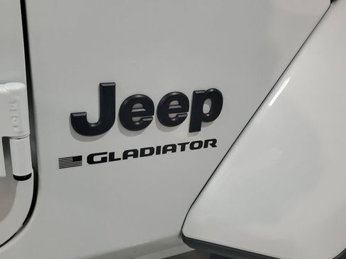 Used 2024 Jeep Gladiator Sport image 8