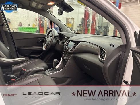 Used 2022 Chevrolet Trax LT w/ Sport Edition image 9