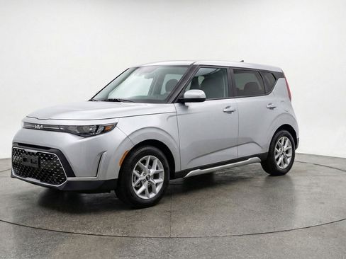 Used 2025 Kia Soul LX w/ LX Technology Package FWD image 3
