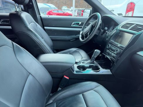 Used 2016 Ford Explorer XLT w/ Equipment Group 202A image 2