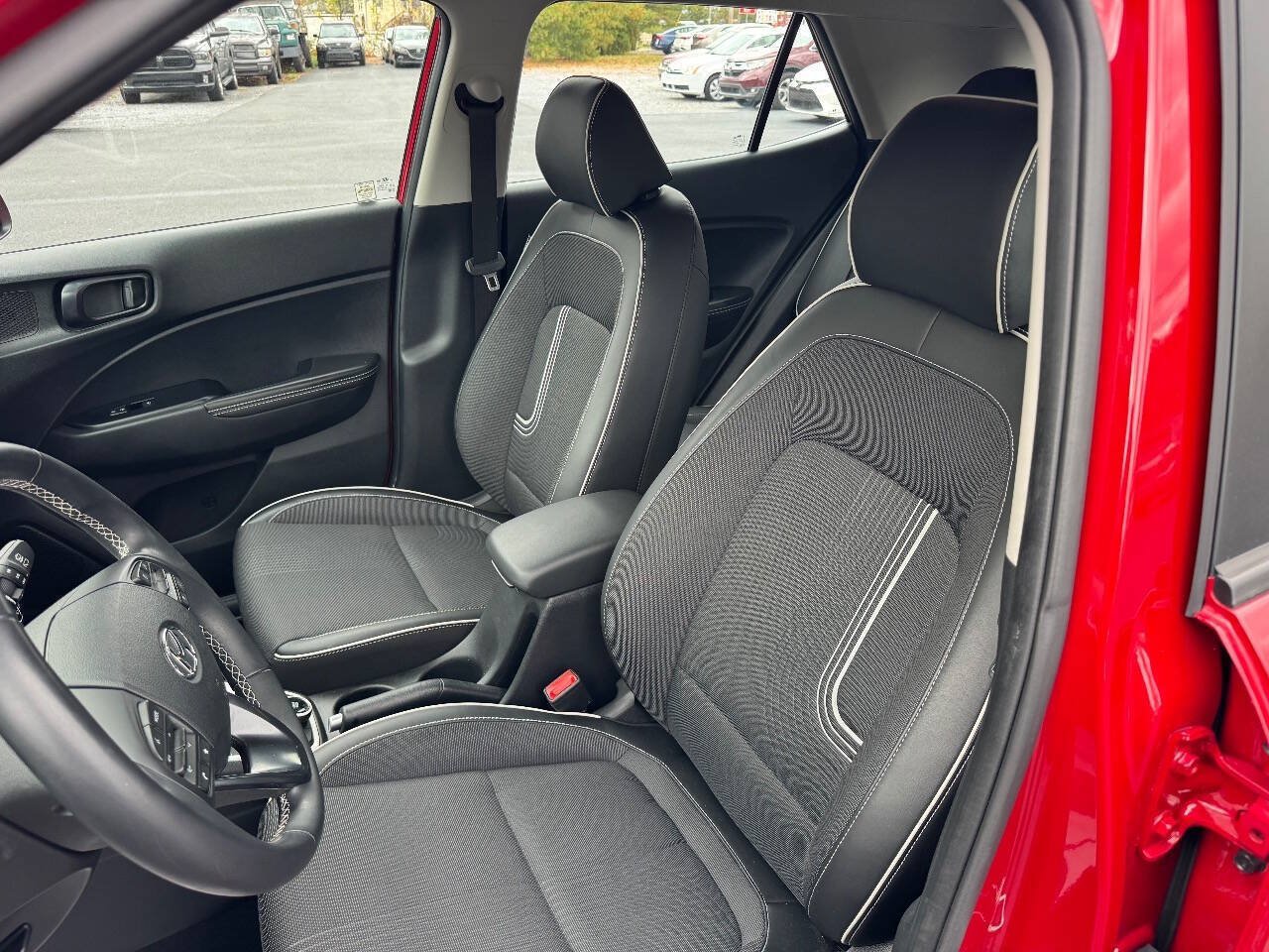 Used 2023 Hyundai Venue Limited FWD image 15