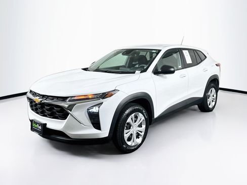 Used 2025 Chevrolet Trax LS FWD image 3