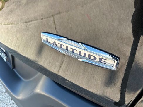 Used 2015 Jeep Cherokee Latitude w/ Cold Weather Group AWD/4WD image 35