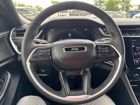 Certified 2025 Jeep Grand Cherokee Altitude AWD/4WD image 17