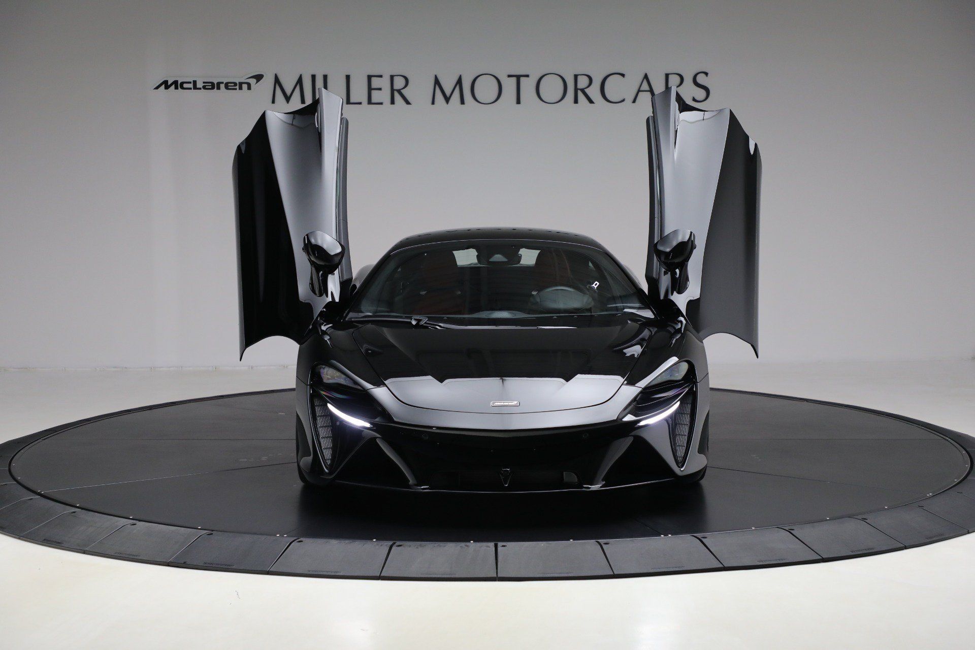 Used 2024 McLaren Artura RWD image 13