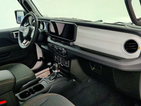 Used 2025 Jeep Wrangler Unlimited Sahara image 25