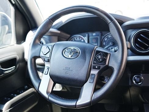 Used 2022 Toyota Tacoma TRD Off-Road image 17