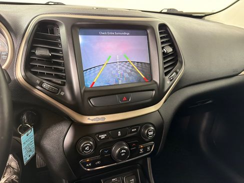 Used 2016 Jeep Cherokee Latitude w/ Cold Weather Group AWD/4WD image 17