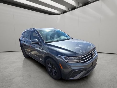 Used 2022 Volkswagen Tiguan SE w/ Panoramic Sunroof Package image 12