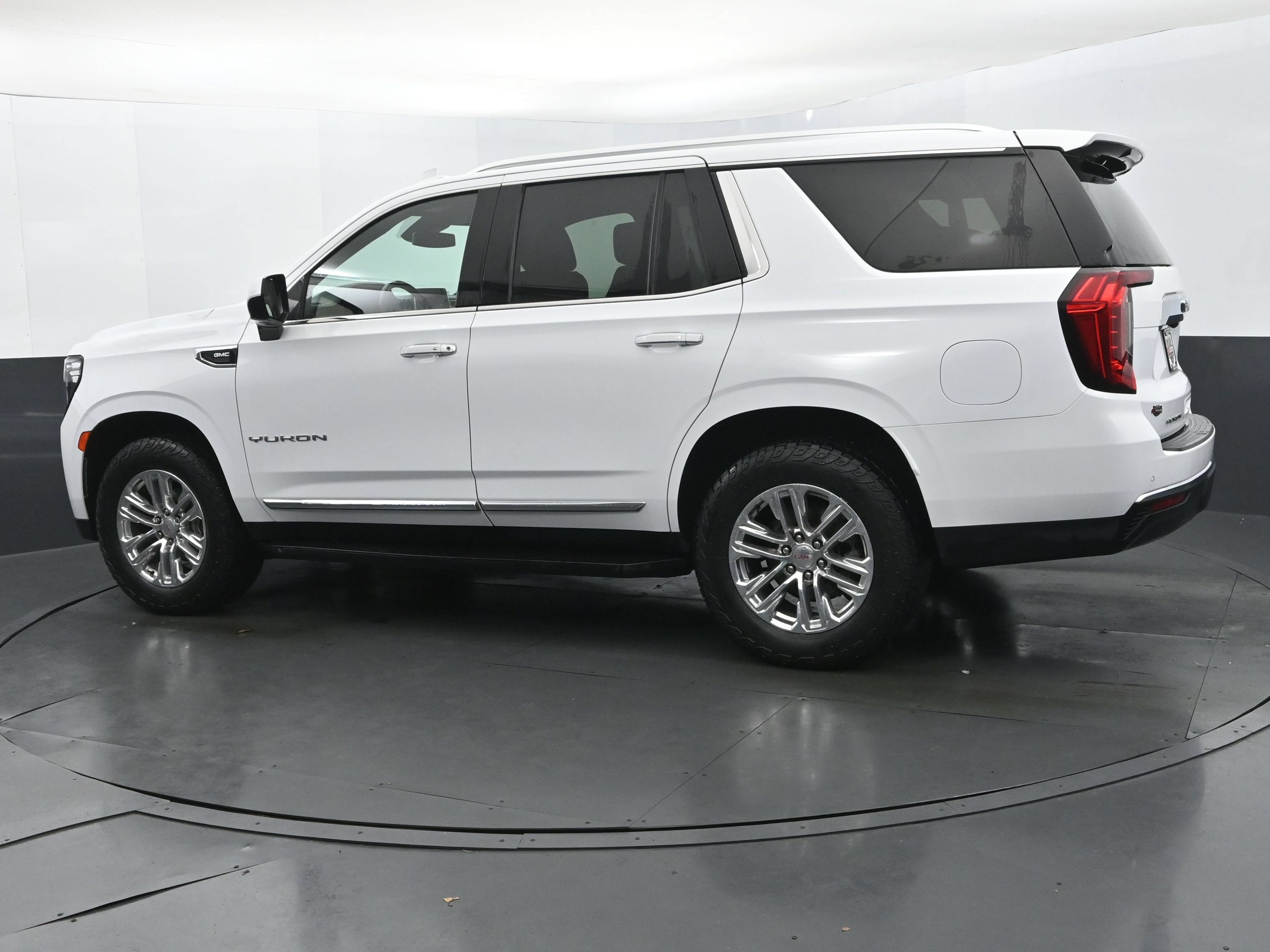Used 2023 GMC Yukon SLT AWD/4WD image 3
