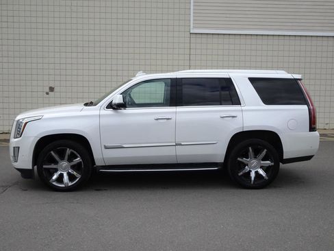 Used 2017 Cadillac Escalade Luxury image 4