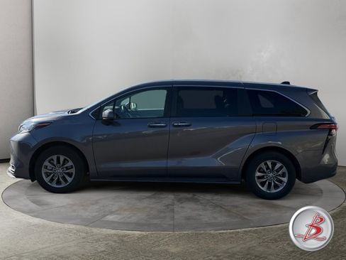 Used 2022 Toyota Sienna XLE image 4
