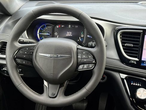 Used 2024 Chrysler Pacifica Limited FWD image 15