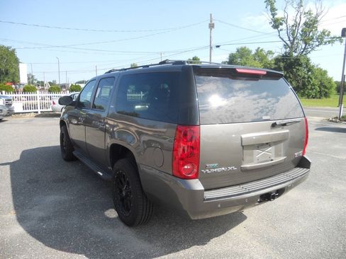 Used 2011 GMC Yukon XL SLT w/ SLT-2 Equipment Package AWD/4WD image 31