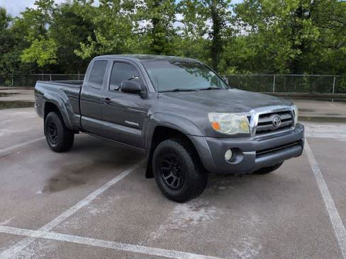 Used 2010 Toyota Tacoma PreRunner RWD image 2