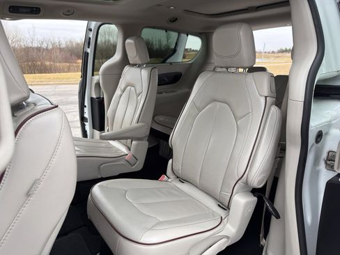 Used 2020 Chrysler Pacifica Limited image 37