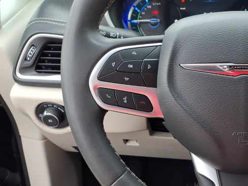 Used 2023 Chrysler Pacifica Touring-L FWD image 17