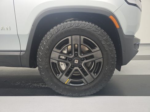 Used 2024 Rivian R1T Adventure AWD/4WD image 11
