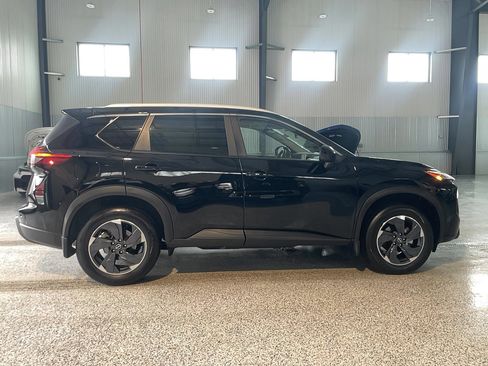 Used 2024 Nissan Rogue SV w/ SV Premium Package image 4