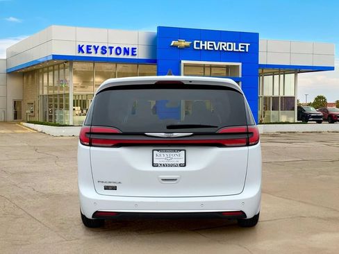 Used 2024 Chrysler Pacifica Touring-L FWD image 6