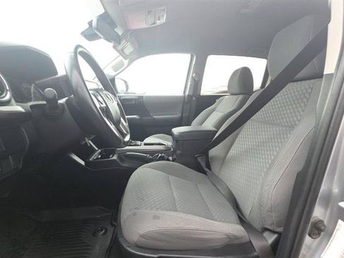 Used 2021 Toyota Tacoma SR5 AWD/4WD image 8
