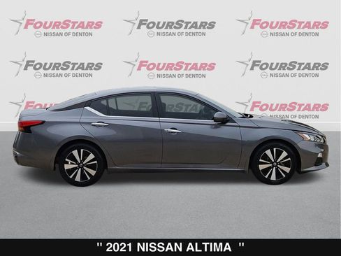 Used 2021 Nissan Altima 2.5 SV w/ SV Premium Package image 3