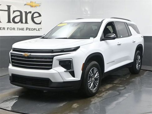 Used 2025 Chevrolet Traverse LT image 32