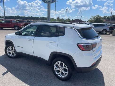 Used 2024 Jeep Compass Latitude w/ Convenience Group AWD/4WD image 6
